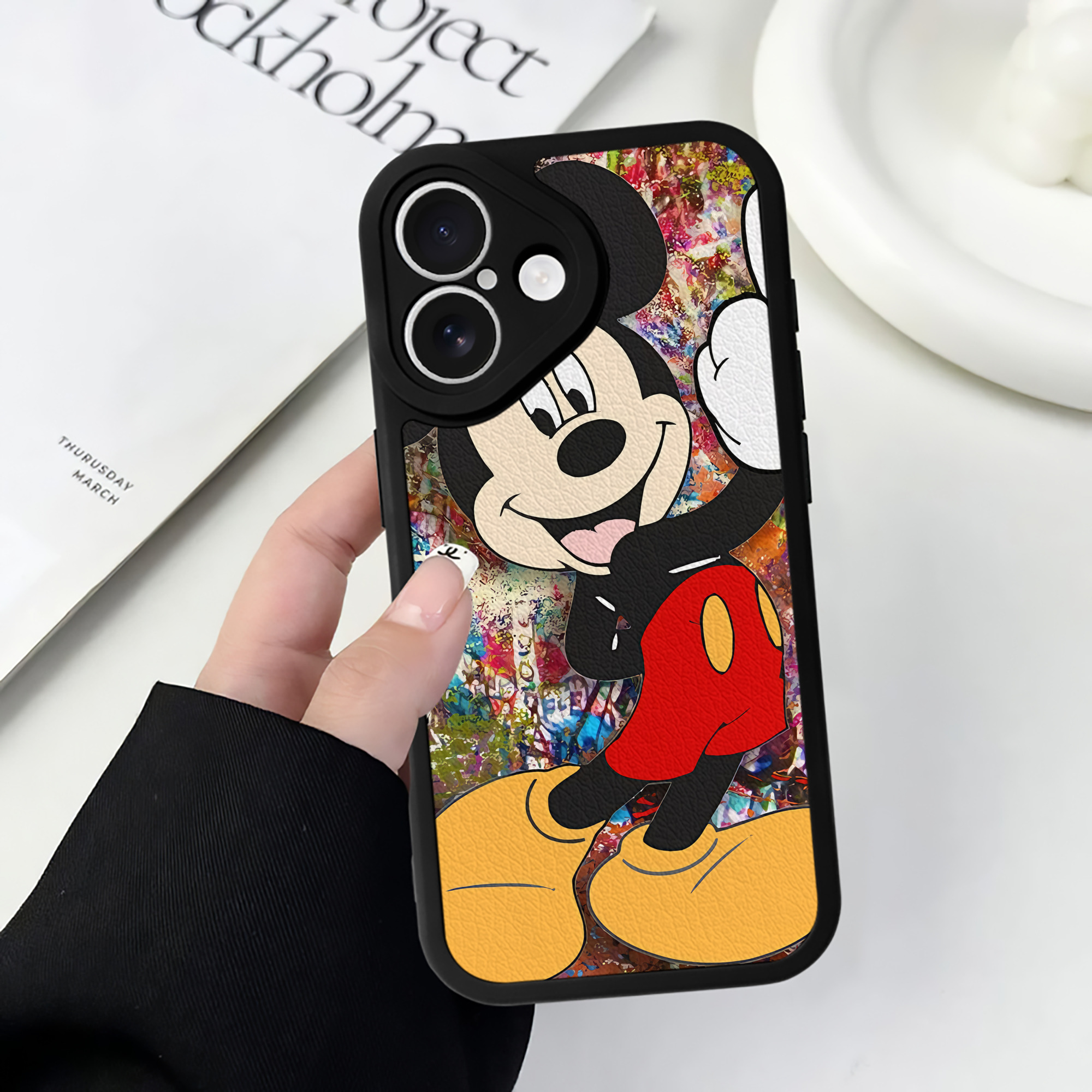 （画像用） ミッキーマウス Mickey Mouse 【iPhone 16シリーズ対応】シリコンスマホケース（レザー調） 材質：シリコン